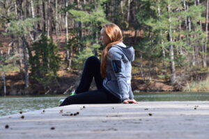 Sitzen in der Natur, am Steg, Seeufer
